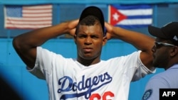 Yasiel Puig, con el uniforme de los Dodgers, en el estadio Lationoamericano de La Habana, en diciembre de 2015.