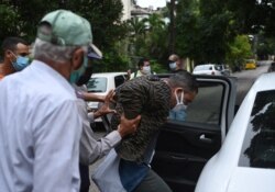 Manifestante arrestado en el parque del Quijote, La Habana, el 14 de noviembre.