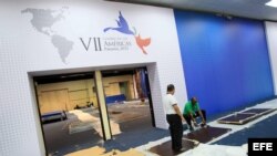 Trabajadores realizan labores de adecuación al centro de convenciones donde se realizará la VII Cumbre de las Américas, en Ciudad de Panamá.