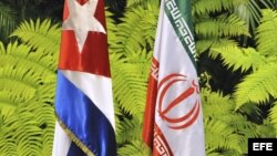 Las banderas de Cuba e Irán.