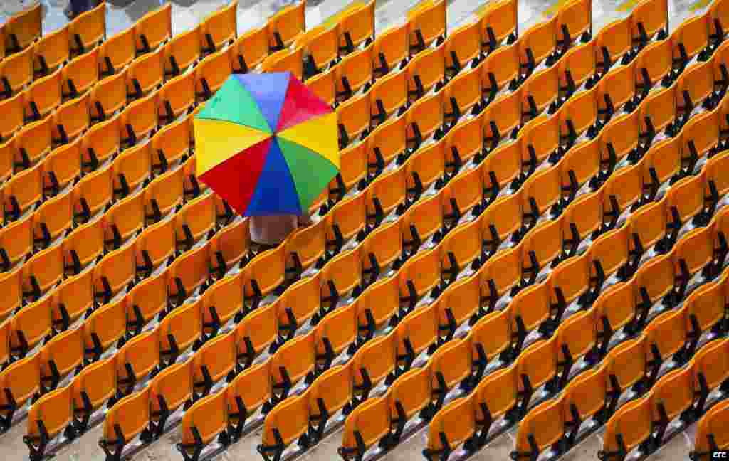 Un colorido paraguas destaca entre varias filas de asientos vacíos durante el servicio religioso oficial celebrado en honor del expresidente sudafricano Nelson Mandela en el estadio FNB de Soweto, en Johannesburgo (Sudáfrica). 