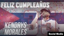 El cubano Kendrys Morales celebra su cumpleaños 35 disparando un jonrón de dos carreras por los Azuelejos de Toronto el 20 de junio de 2018. (Tomado de MLB Cuba, Twitter).