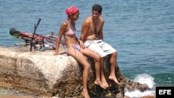 Cubanos descansan en las playas de La Habana