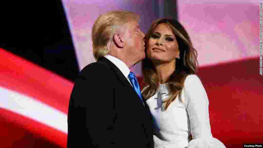 Trump besa a su esposa Melania, tras su discurso.