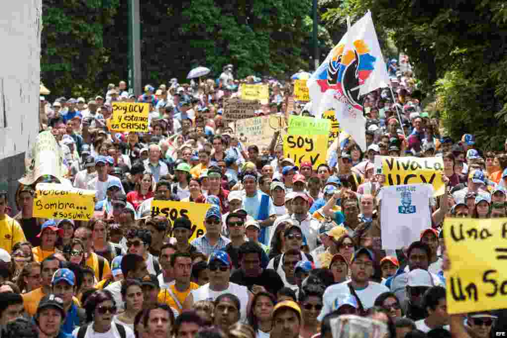 Estudiantes opositores al Gobierno y profesores universitarios protestan hoy, sábado 29 de junio de 2013, en Caracas (Venezuela). 