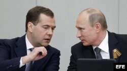Dmitry Medvedev (i) y Vladimir Putin (d).