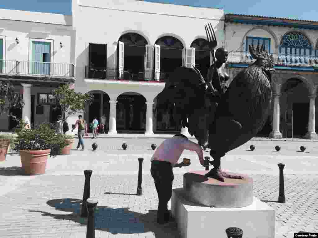 Escultura expuesta en La Habana y elaborada en Miami. 