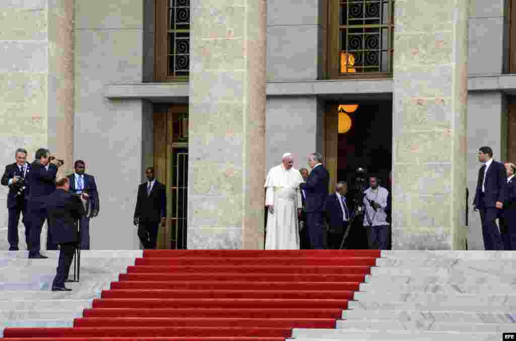 Saludo entre el papa Francisco y Raúl Castro, en La Habana.