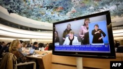 La alta comisionada de las Naciones Unidas para los Derechos Humanos, Michelle Bachelet lee su informe en el Consejo de Seguridad de la ONU en Ginebra, Suiza.