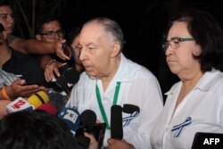 Carlos Tunnermann y Azalea Solis, de la Alianza Cívica, hablan con la prensa tras una sesión del Diálogo Nacional con el gobierno de Daniel Ortega.