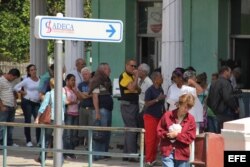 Un grupo de personas hace cola en una caja de cambios de la Habana.