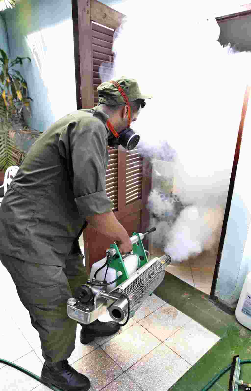 Un joven soldado participa en la campaña para luchar contra el mosquito trasmisor del virus del zika, dengue y chikungunya, en La Habana. 
