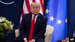 El presidente Donald Trump escucha preguntas sobre el juicio político en Davos, Suiza, en enero del 2020.