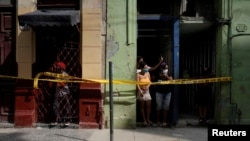 Cubanos en cuarentema en un barrio de La Habana. REUTERS/Alexandre Meneghini