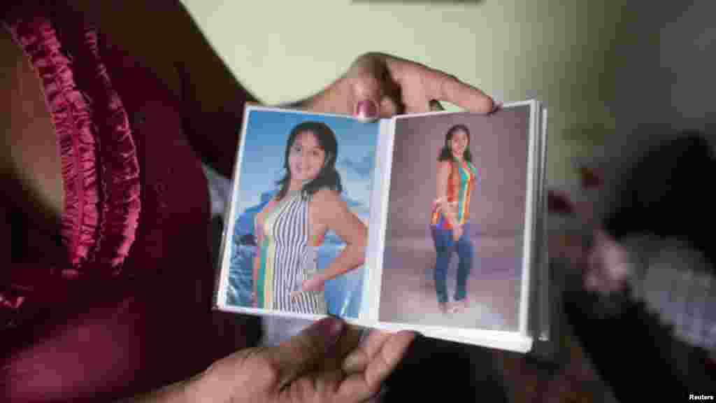 La enfermera cubana Niurka Aguilar de la Paz tiene fotos de su hija Maylin Perez Aguilar, quien sobrevivió más de tres semanas perdida en el mar mientras intentaba llegar a Honduras en un bote improvisado, con el objetivo de continuar por tierra a Estados Unidos. 