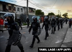 La policía antidisturbios recorre las calles luego de una manifestación contra el gobierno de Miguel Díaz-Canel en el municipio de Arroyo Naranjo, La Habana el 12 de julio de 2021.