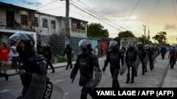 La policía antidisturbios recorre las calles luego de una manifestación contra el gobierno de Miguel Díaz-Canel en el municipio de Arroyo Naranjo, La Habana, el 12 de julio de 2021. (Yamil Lage / AFP).