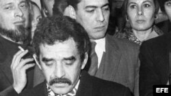 García Márquez y Vargas Llosa detrás