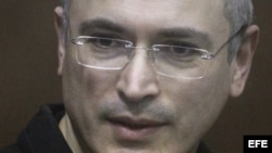 Fotografía de archivo tomada el 28 de diciembre de 2010 que muestra al empresario ruso Mijail Jodorkovsky en el juzgado de Khamovnichesky en Moscú (Rusia).