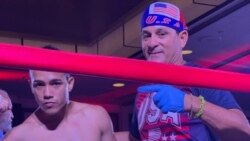 Gianny y su entrenador Franco González en la pelea del 9 de julio en Miami.