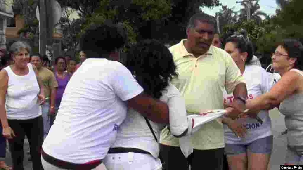 Mujeres vestidas de blanco y oficiales de civil arrestan a mujeres del Movimiento Damas de Blanco en #TodosMarchamos.