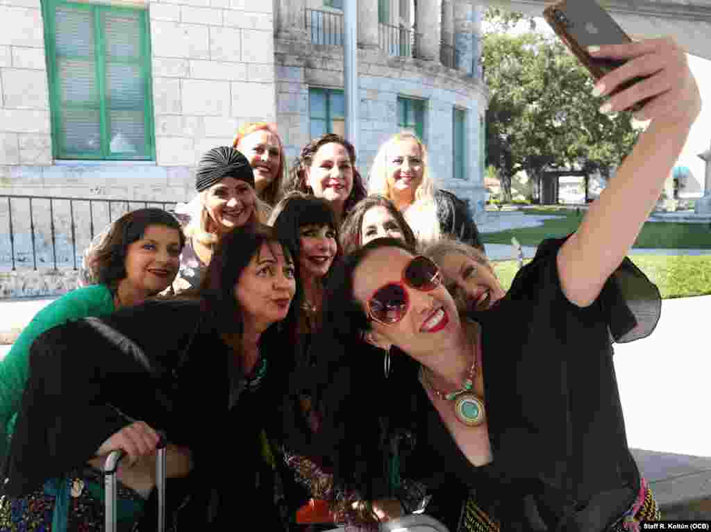 Un grupo de bailarinas se toman selfies frente a la alcaldía de la ciudad de Coral Gables.