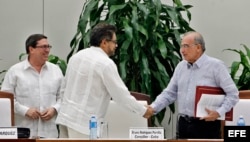 Humberto de la Calle (d), saluda al segundo jefe de las FARC y líder de los delegados de la guerrilla en La Habana, Luciano Marín (c), alias "Iván Márquez.