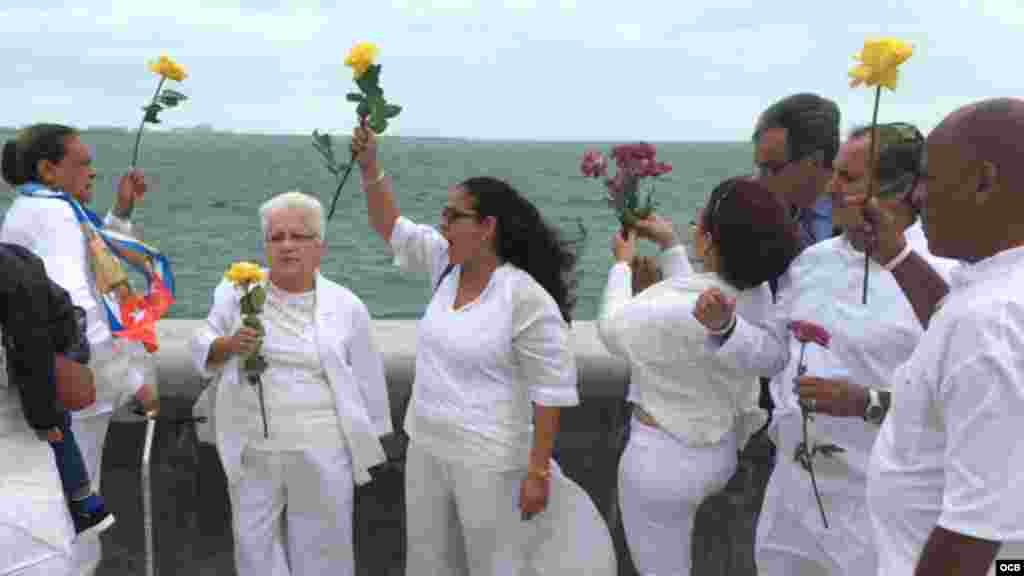 Damas de Blanco en el exilio y opositores residentes en la isla lanzan flores al mar en el malecón de la Ermita de la Caridad.