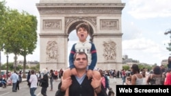 Armando Tejuca pasea con su hijo sobre los hombros