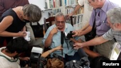 Raúl Rivero habla a medios de prensa en Cuba tras ser excarcelado en 2004. REUTERS/Claudia Daut 