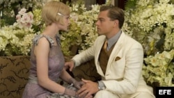 Fotograma en donde aparece la actriz Carey Mulligan en el papel de Daisy Buchanan y el actor Leonardo DiCaprio en el papel de Jay Gatsby, durante una escena de la película "The Great Gatsby".