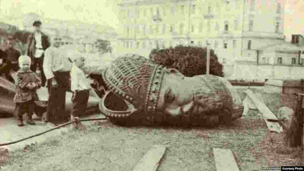 Revolución rusa de febrero de 1917. Estatua del zar Nicolás II decapitada.