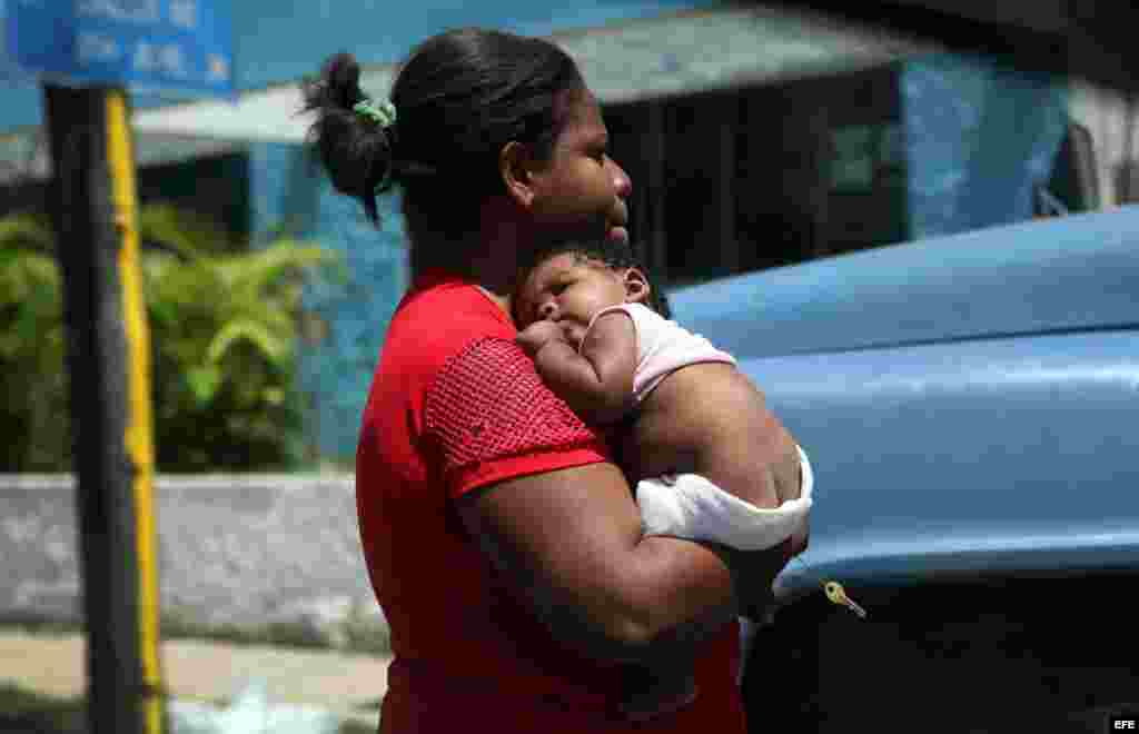 Una mujer carga a su pequeño hijo en La Habana (Cuba)14 de agosto de 2014. La sociedad &ldquo;tiene un ideal reproductivo que retarda la procreación, asociado a factores de índole económico, social y de superación personal, entre otros&rdquo;.