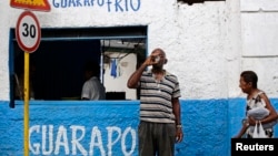 Un hombre toma un vaso de guarapo en una cafetería en La Habana. (Archivo)