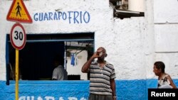 Un hombre toma un vaso de guarapo en una cafetería privada en La Habana. (Archivo)
