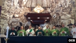 Misa en la Ermita de la Caridad que oficia el Padre Conrado (i).