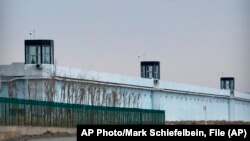 En esta fotografía de archivo del 23 de abril de 2021, una persona se encuentra en una torre en el perímetro del Centro de Detención Número 3 en Dabancheng, en la Región Autónoma Uigur de Xinjiang, en el oeste de China. Foto AP / Mark Schiefelbein, archiv