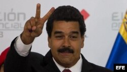 Maduro hace la señal de la victoria
