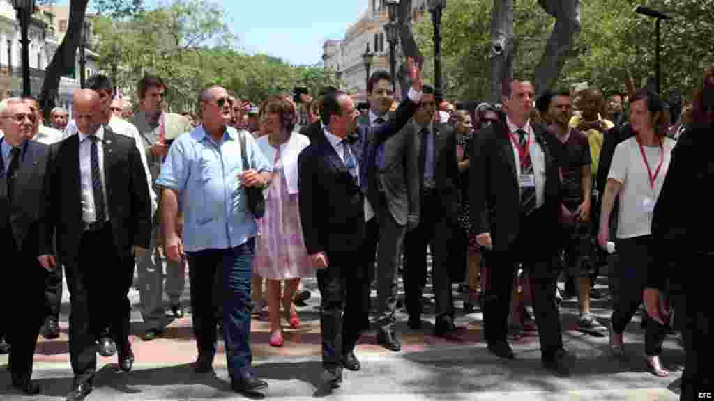 El presidente de Francia François Hollande realiza un recorrido por el Paseo del Prado, en La Habana (11 de mayo, 2015).