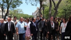 El presidente de Francia François Hollande (c) realiza un recorrido por el Paseo del Prado, en La Habana (11 de mayo, 2015).