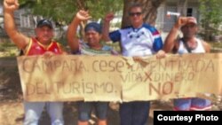 Foto de activistas en el poblado de Antilla, provincia de Holguín, durante campaña exigiendo el cierre de las fronteras, el 21 de marzo. (Imagen cortesía de Esber Rafael Ramírez) 