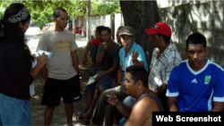 Archivo - Cubanos llegan a la costa de Honduras