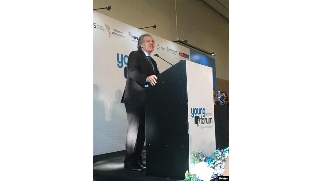 El secretario de la OEA Luis Almagro participa en uno d elos foros paralelos de la Cumbre de las Américas.