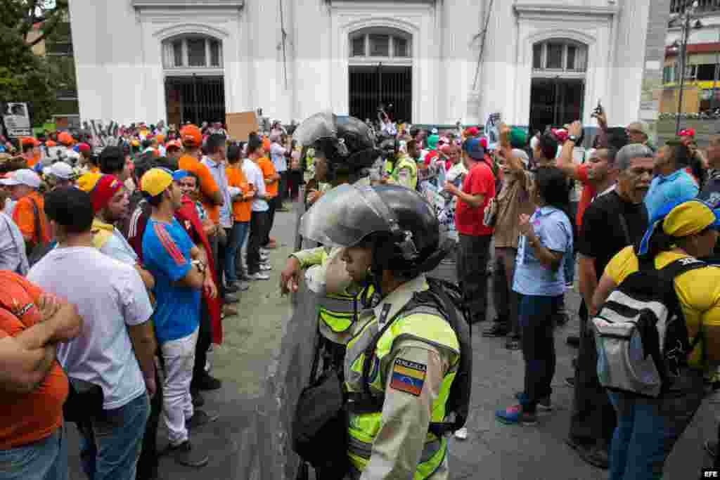 Un cordón policial separa al grupo de seguidores del opositor venezolano Leopoldo López y otro grupo oficialista.