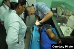 Uno de los 20 heridos es atendido en el hospital provincial de Cienfuegos tras volcarse una buseta ensamblada en Cuba.