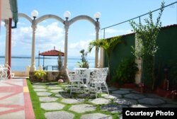 Terraza de una casa particular con vista a la Bahía de Cienfuegos.