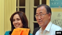 El entonces secretario general de UNU, Ban Ki-moon, junto a Mariela Castro en una Cumbre de la Celac, en La Habana.