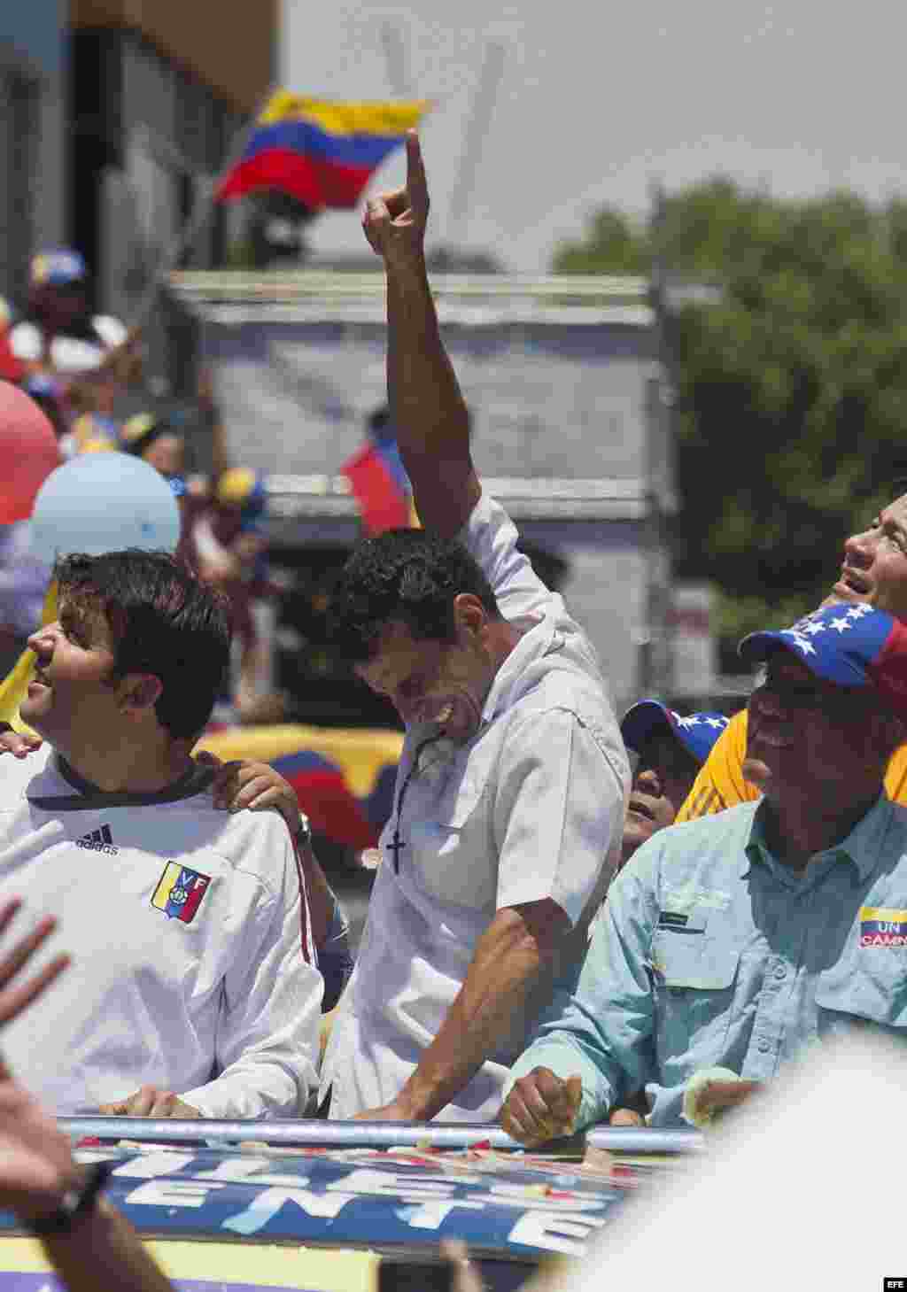 El candidato presidencial Henrique Capriles, durante una caravana electoral en San Juan de Los Morros.