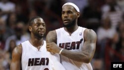 Dwyane Wade (izq) y LeBron James (dcha), dos de los principales jugadores del Miami Heat. 