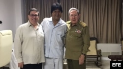 Raúl Castro y Bruno Rodríguez visitan a Evo Morales en el hospital donde se recupera